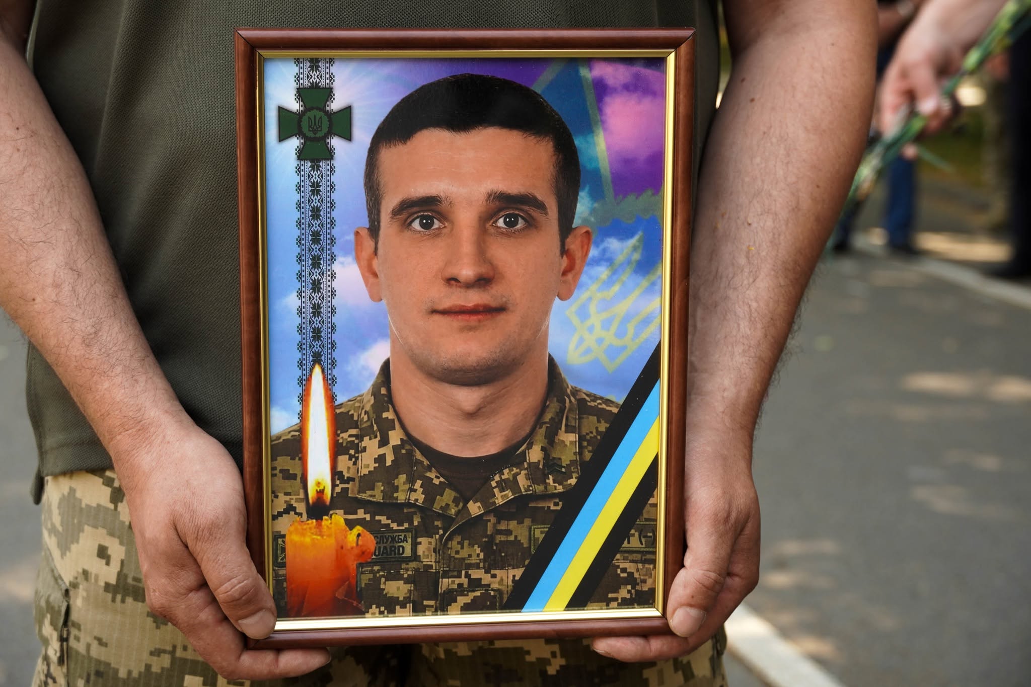 В Ужгороді провели в останню путь загиблого захисника Ярослава Шляхту, який понад два роки вважався зниклим безвісти (ФОТО)