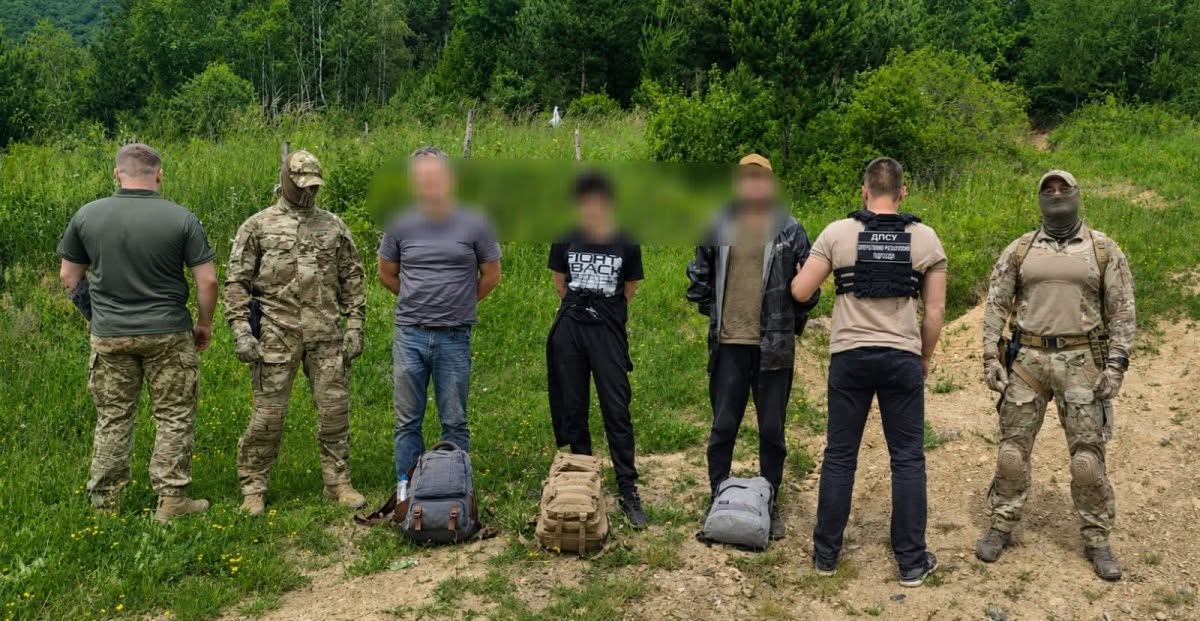 Закарпатські прикордонники затримали трьох чоловіків у горах неподалік Словаччини (ФОТО)
