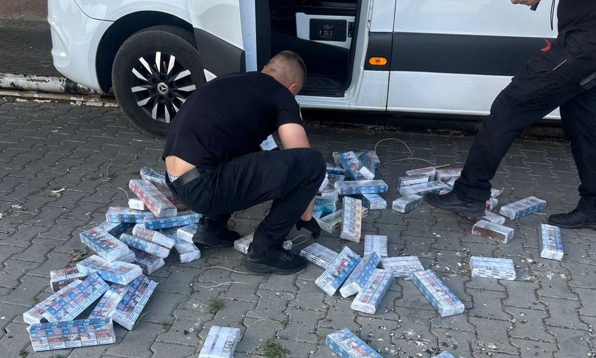 Закарпатські митники знайшли понад тисячу пачок сигарет у тайниках мікроавтобуса (ФОТО)