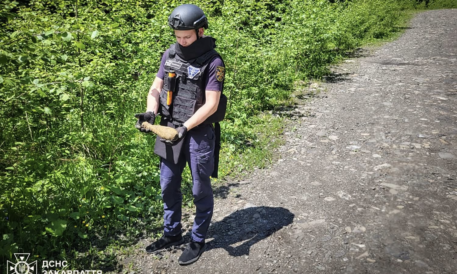 Біля дороги на Драгобрат жінка натрапила на мінометну міну (ФОТО)