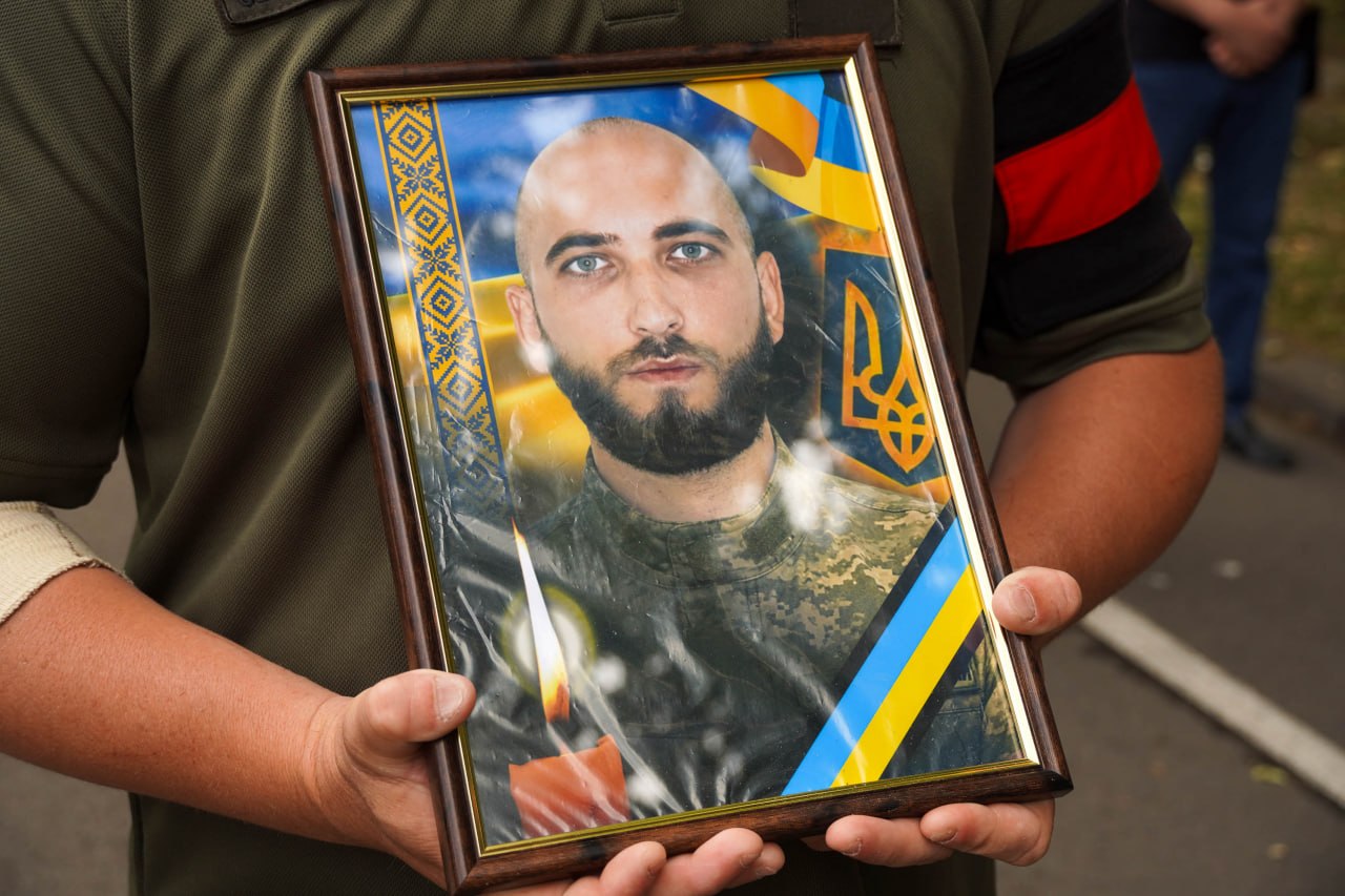 В Ужгороді попрощалися із захисником Юрієм Легезою, який більше року був безвісти зниклим (ФОТО)