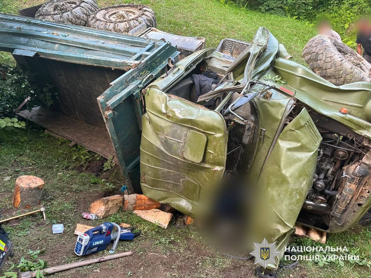 На Рахівщині внаслідок перекидання вантажівки загинув чоловік, водій тяжко травмований (ФОТО)