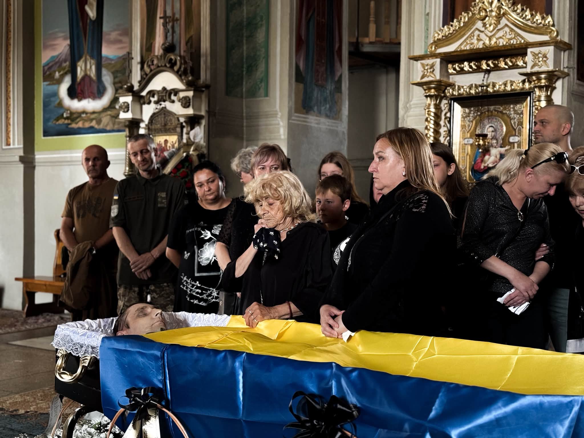 У Мукачеві попрощалися із полеглим на війні 34-річним Василем Митровкою (ФОТО)