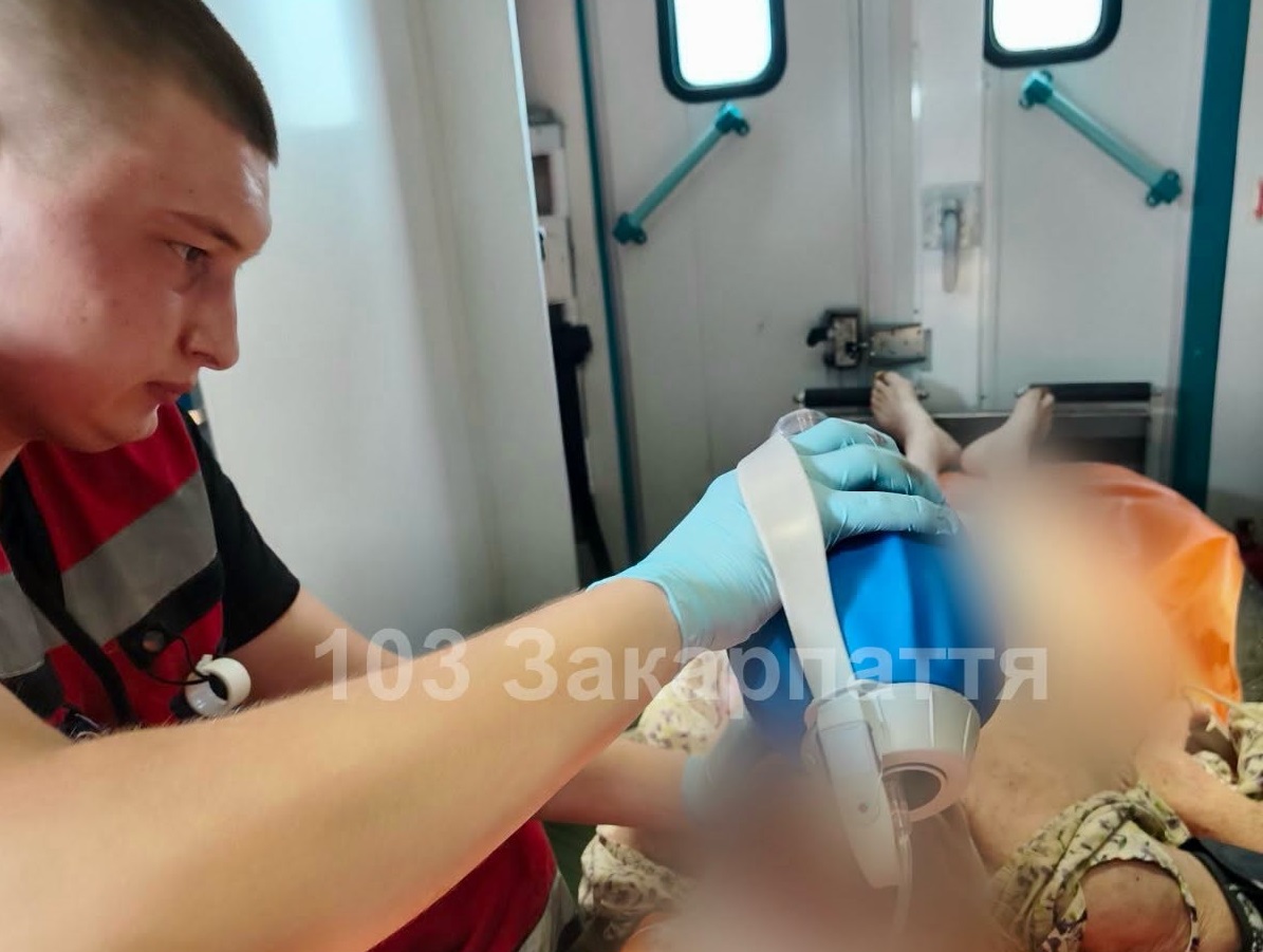 У Мукачеві під час пожежі в багатоповерхівці загинув чоловік, жінка – у важкому стані (ФОТО)