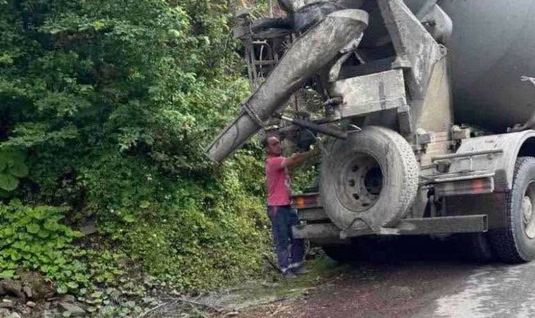 Поліція розшукала водіїв бетоновозів, що вилили залишки бетону поблизу озера Синевир (ФОТО)