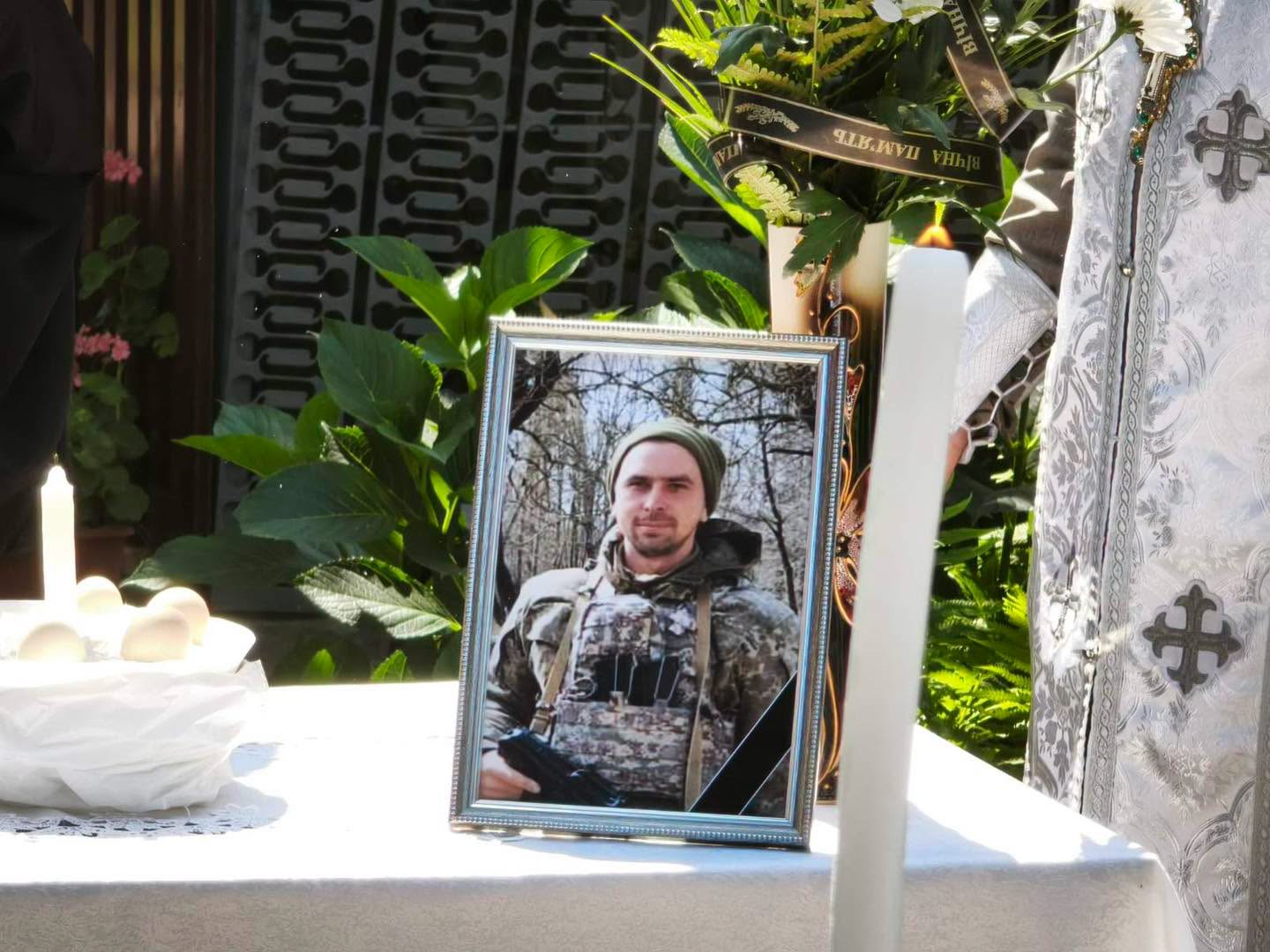 У Чинадійові на Мукачівщині попрощалися із військовим Ярославом Рущанином, якого понад два роки вважали зниклим безвісти (ФОТО)