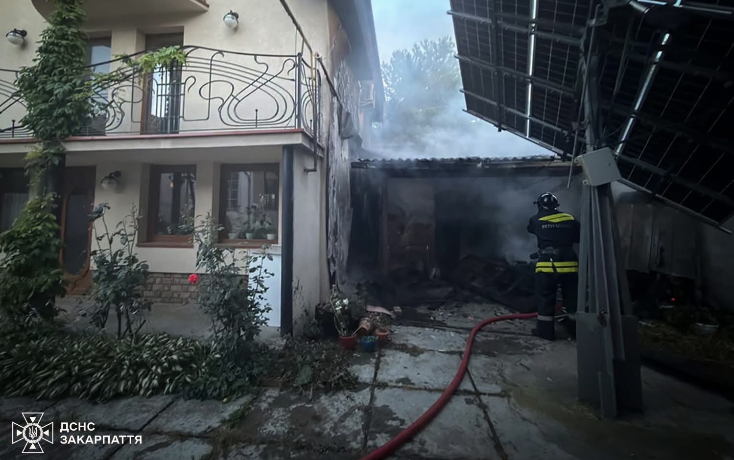 У Берегові пожежа в гаражі ледь не знищила будинок (ФОТО)