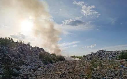У Берегові триває ліквідація пожежі на сміттєзвалищі площею 2 гектари (ФОТО)