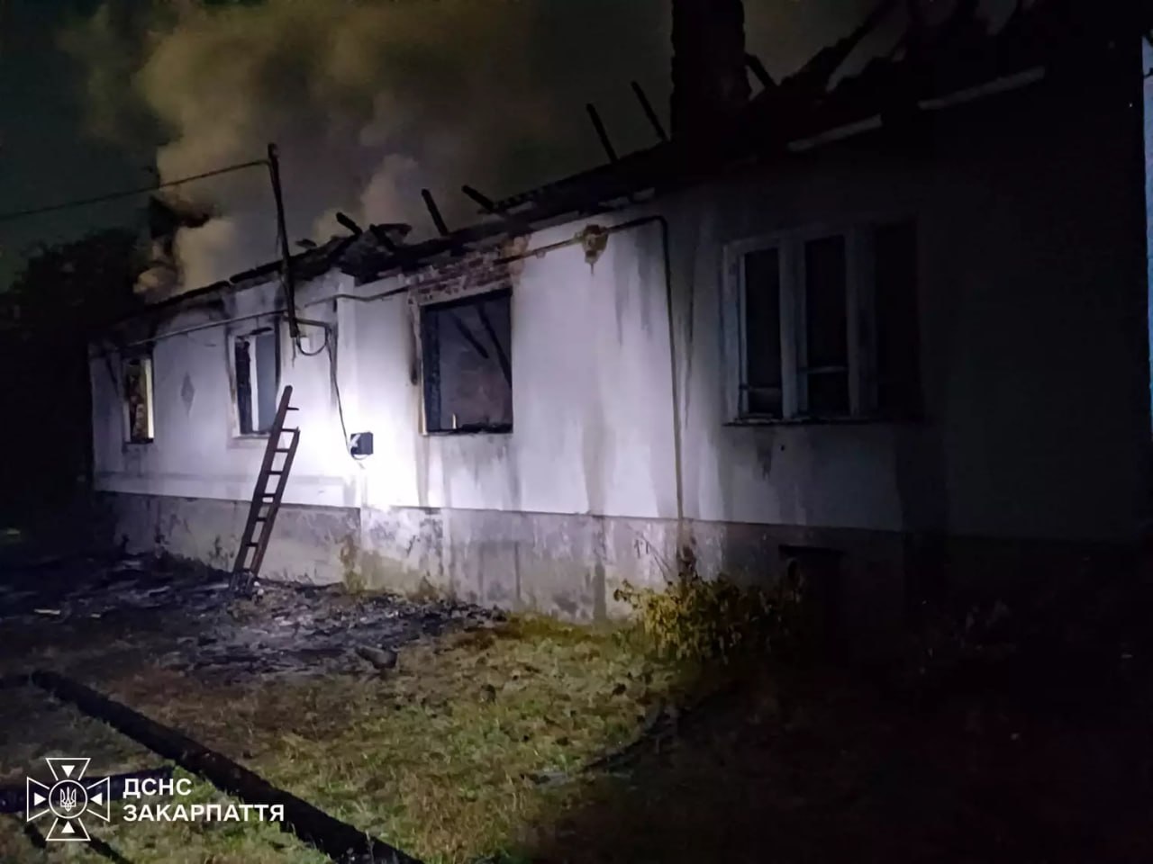 На Хустщині під час пожежі загинули мати та син (ФОТО)