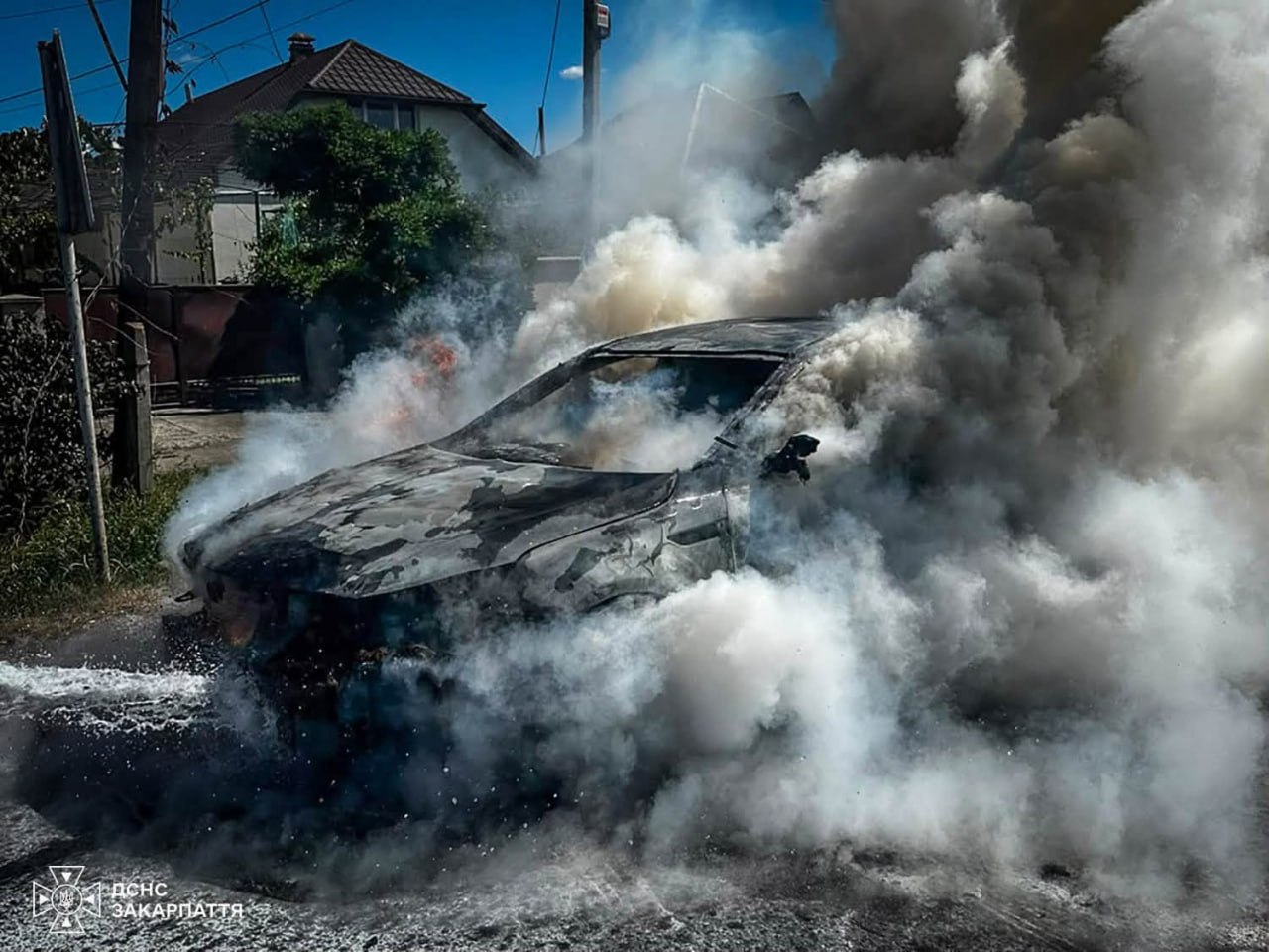 Автомобіль загорівся просто на ходу на Ужгородщині (ФОТО)