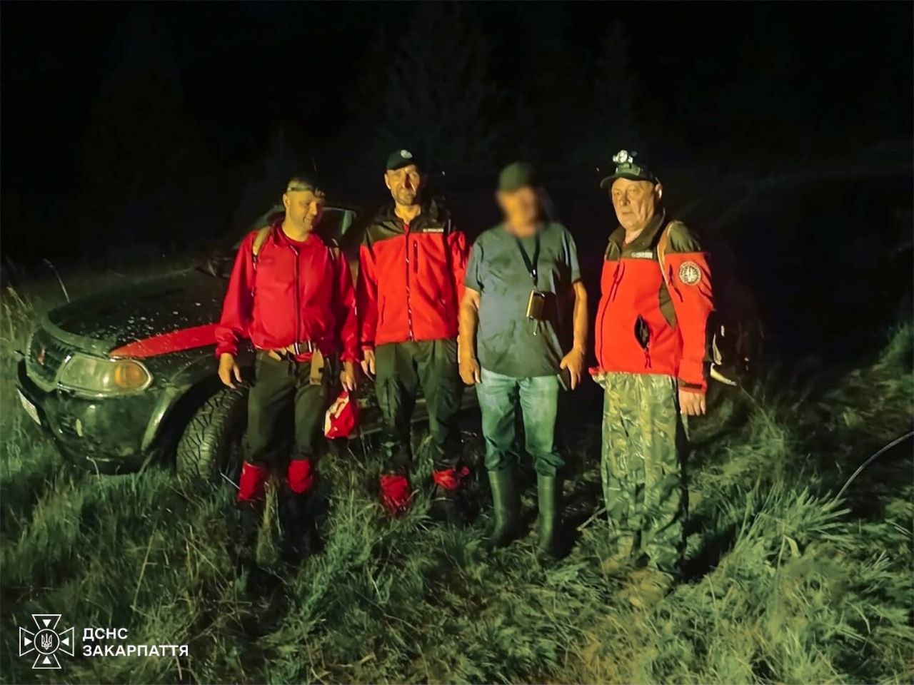 Закарпатські рятувальники врятували грибника, який заблукав у лісі (ФОТО)