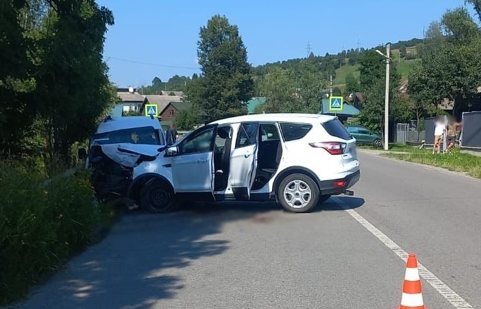 На Рахівщині у лобовій ДТП постраждали семеро людей, серед них двоє дітей (ФОТО)