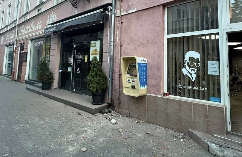 В Ужгороді вночі обвалилася частина будівлі на Корзо (ФОТО)