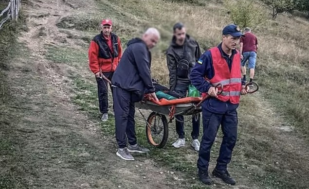На Рахівщині рятувальники евакуювали травмовану туристку (ФОТО)