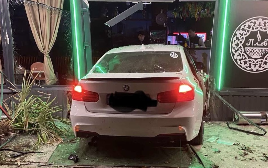 В Ужгороді BMW знесла пальму та врізалася у ресторан (ФОТО)