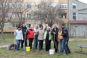 Депутати прибирали та озеленювали Новий район в Ужгороді (ФОТО)