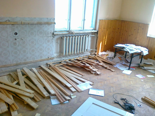 На Закарпатті розгромлено тячівський офіс «Свободи» (ФОТО)