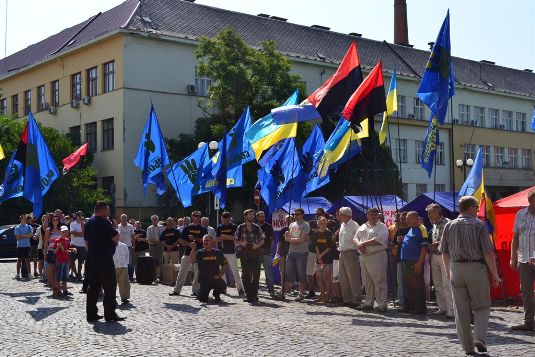 В Ужгороді відбувся мітинг проти мовного «шабашу»
