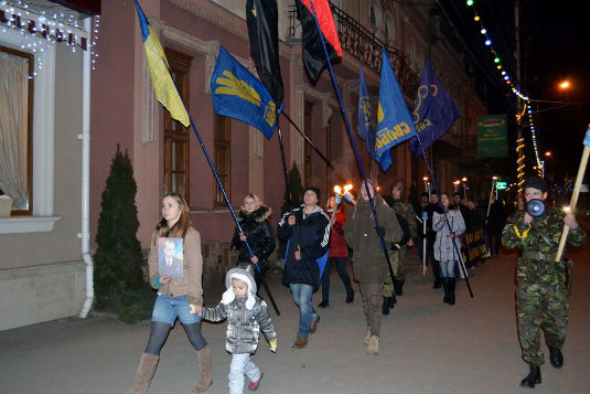 В Тячеві «Свобода» та «Сокіл» провели смолоскипну ходу на честь Степана Бандери