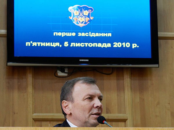 Через "війну" зі школярами ужгородський Єдиний Центр ініціює відставку Погорєлова