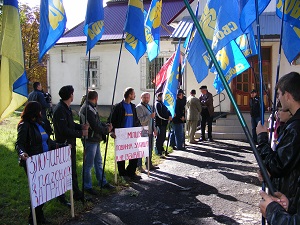 В Іршаві «Свобода» пікетувала райсуд, де триває розгляд справи про "міліцейське" побиття (ФОТО, ВІДЕО)