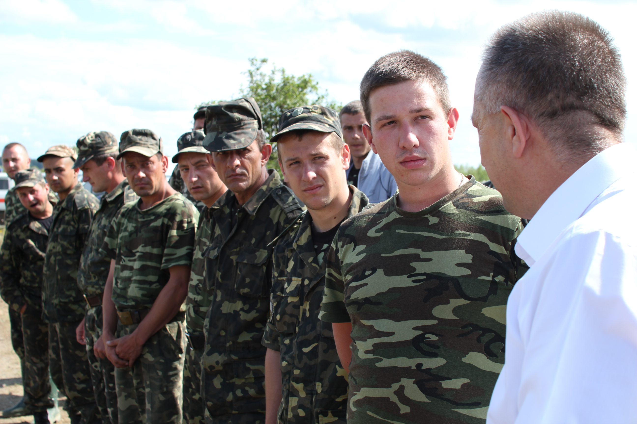 Рахівчани закупили бронежилети і необхідні закарпатським солдатам речі (ФОТО)
