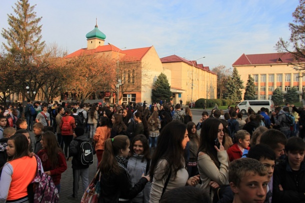 Закарпаття: Виноградівські школярі вимітингували собі канікули /ДОПОВНЕНО/