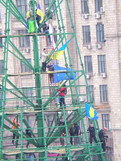 Ялинку на Майдані олюднюють
