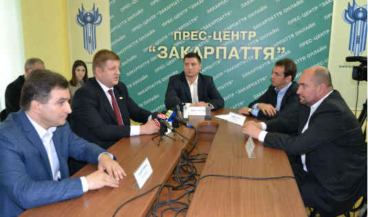 Закарпатські кандидати в нардепи вперше зібралися за круглим столом (ФОТО, АУДІО)