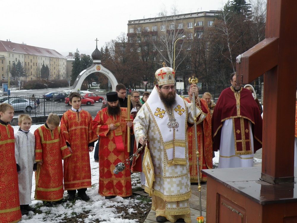 Митрополит Чеських земель і Словаччини звершив у Пряшеві молебень перед Пам’ятним Хрестом жертвам Голодомору (ФОТО)
