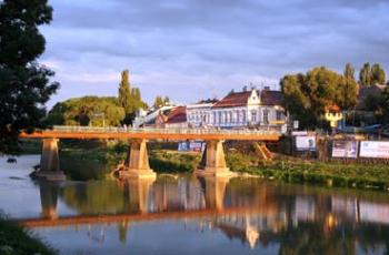 Колись Пішохідним мостом Ужгорода їздили брички, а поряд була стіна смерті