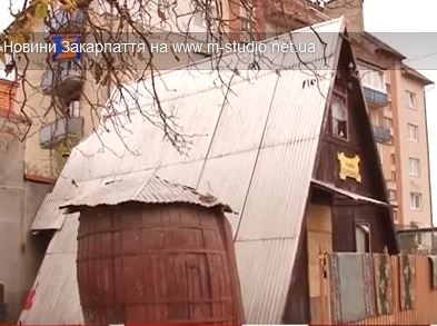 В Ужгороді безхатько оселився в закинутому кафе (ВІДЕО)