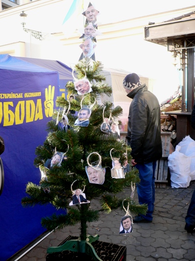 Ужгородці повісили одіозних політиків на ялинці (ВІДЕО)