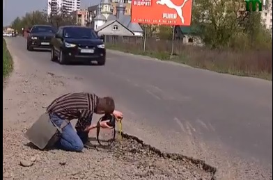 В Ужгороді ДАІ та журналісти спільно констатували незадовільний стан доріг (ВІДЕО)