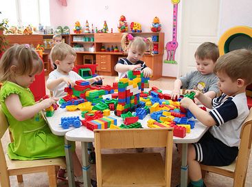 Кому довірити дошкільне виховання найменших?