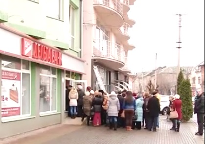 Ужгородці, простоявши кілька годин у черзі до Дельтабанку, не можуть отримати свої гроші (ВІДЕО)