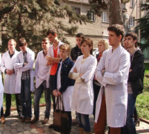 Студенти УжНУ звинуватили викладача-батька в хабарництві, а сина - в сексуальних домаганнях (ВІДЕО)