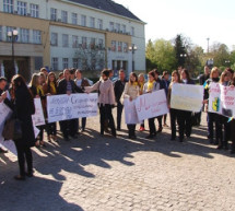 Соціальні працівники Закарпаття влаштували мітинг під стінами ОДА (ВІДЕО)