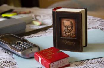 Свій мініатюрний "Кобзар" закарпатець скріпив... павутинкою