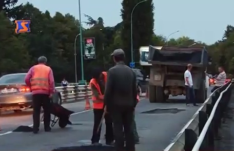 В Ужгороді відремонтували дорожнє покриття транспортного мосту (ВІДЕО)