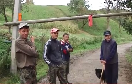 В Оленеві люди перекрили шлях лісовозам імпровізованим шлагбаумом (ВІДЕО)