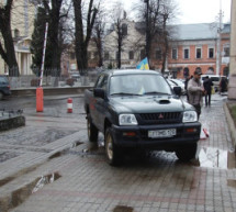 Мукачівці відправлять на Східний фронт черговий джип і допомогу для бійців (ВІДЕО)