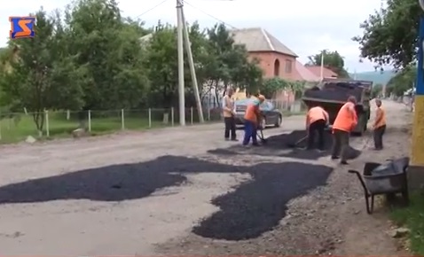 У закарпатському Довгому, що бунтувало, розпочався ремонт доріг (ВІДЕО)