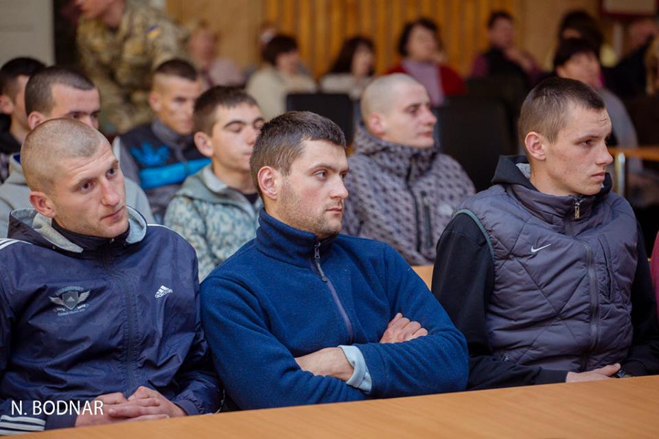 Перших 45 строковиків урочисто провели на Закарпатті до війська (ФОТО, ВІДЕО)