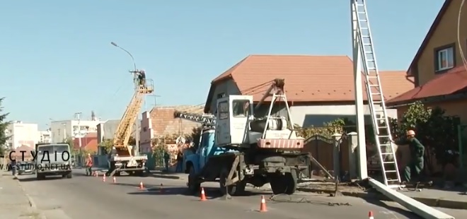 Замість знесених п’яним водієм стовпів у Мукачеві встановлюють нові (ВІДЕО)