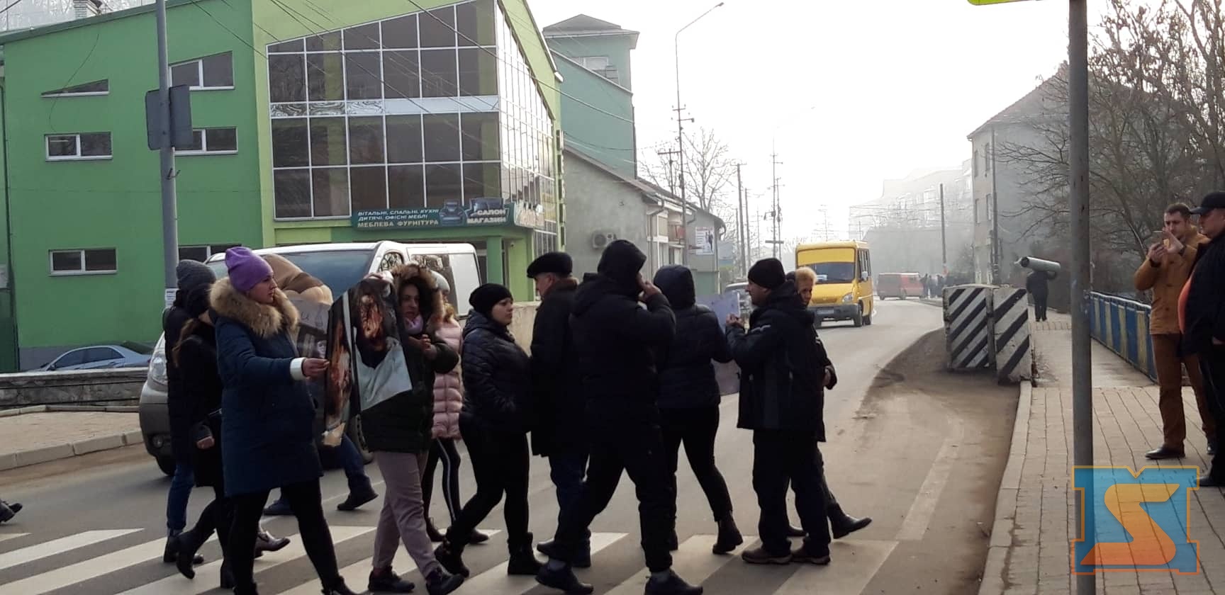 Протестуючи проти можливості виходу під заставу підлітка-вбивці з Нижньої Апші, люди перекрили дорогу в Хусті (ФОТО)