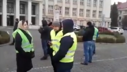 "Євробляхарі" знову зібралися під ОДА в Ужгороді, декотрі – у жовтих жилетах (ВІДЕО)