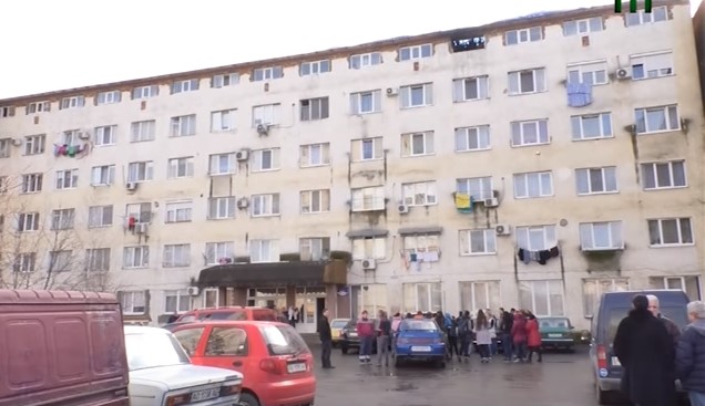 В Ужгороді мешканці гуртожитку по вул. Декабристів вимагають передати будівлю у комунальну власність (ВІДЕО)