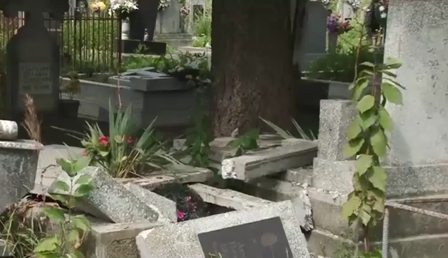 У Зняцеві на Мукачівщині невідомі розтрощили могили (ВІДЕО)