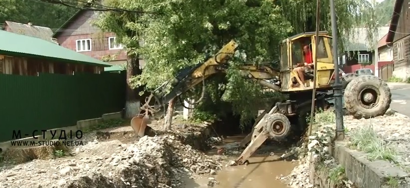 Четвертий тиждень ліквідовують наслідки негоди у Рахові (ВІДЕО)